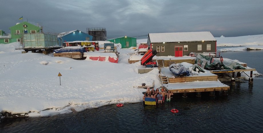 мідвінтер, Українська антарктична станція «Академік Вернадський», українські вчені