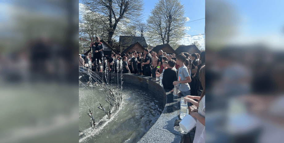 Фонтан на площади Героев в городе Калуш в Поливальный понедельник