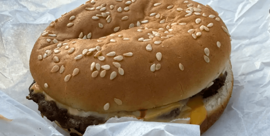 Женщина увидела кровь на бургере, который купила для своей дочери, фастфуд Burger King, еда, заведения питания, курьезы