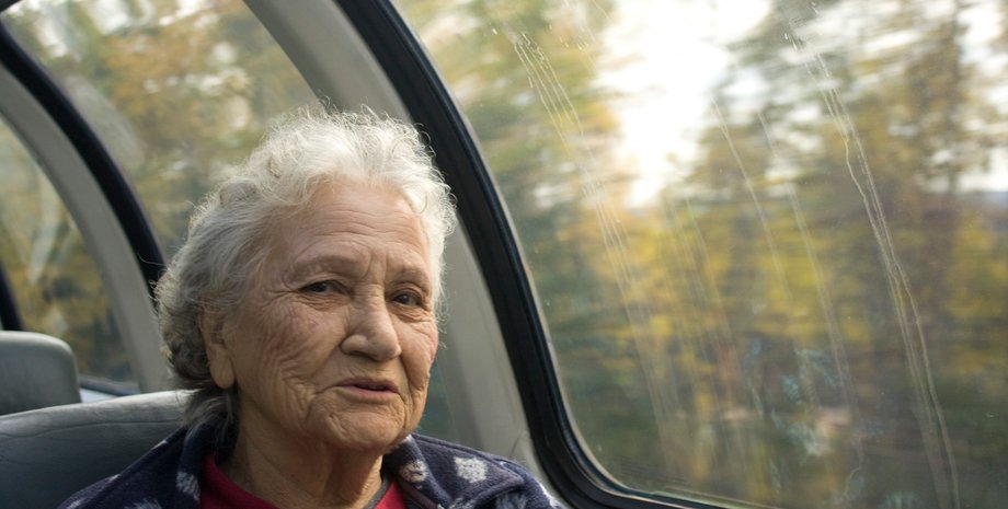 пенсия, пенсионерка, переезд за границу, смена места жительства