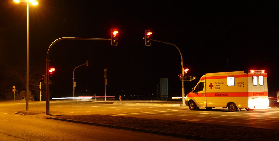 Карета швидкої допомоги машина швидка ніч вночі