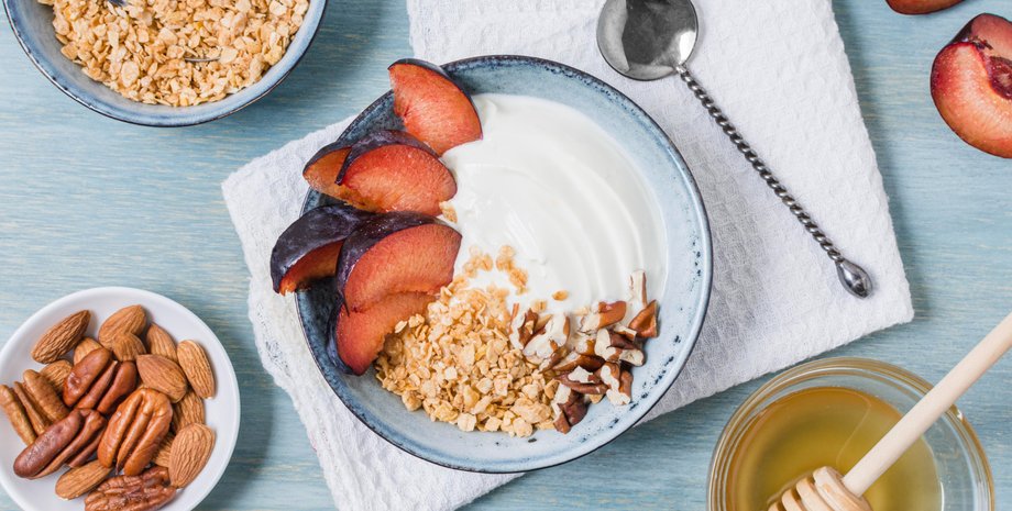 Тарелка с йогуртом и овсянкой