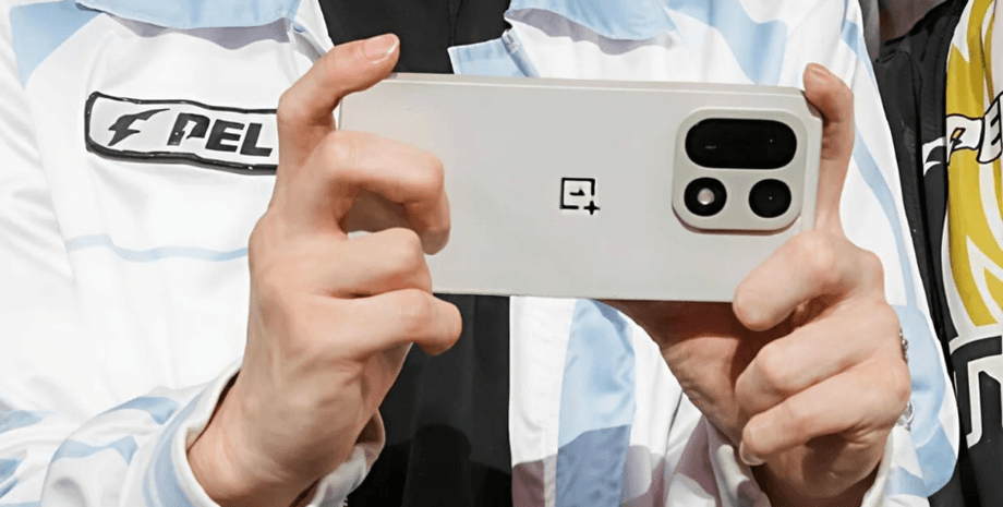 OnePlus 15 в руках
