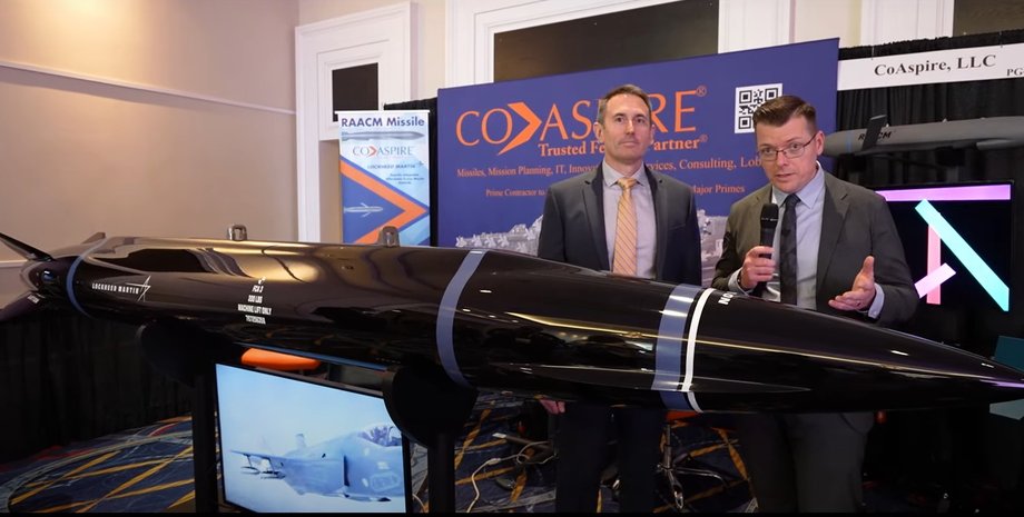 старший менеджер программы Mako Рик Лой на презентации новой ракеты