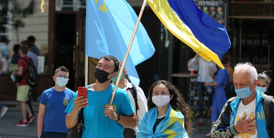 Акция крымских татар, флаг Украины, флаг крымскотатарского народа