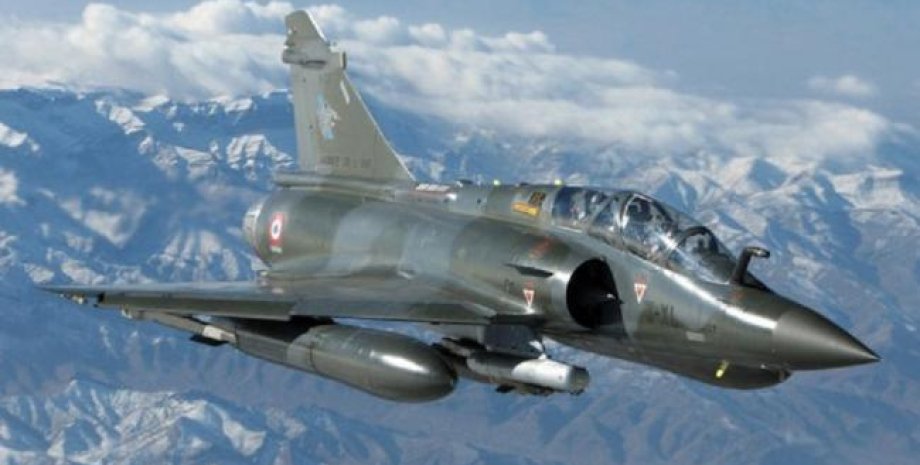 Фото: Французский истребитель Mirage 2000D / oruzhie.info)