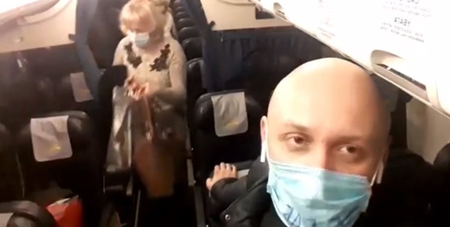 Антон Гура в самолете / Скриншот