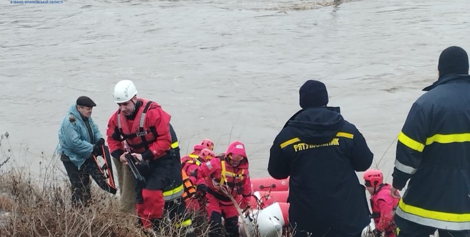 Спасатели, река, Черемош, трактор, падение, Ивано-Франковская область, фото