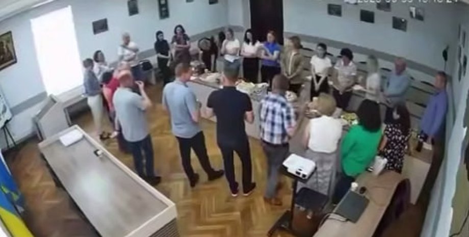 Мер Кам'янка-Бузької пояснив гучне застілля депутатів у сесійній залі застілля депутатів у сесійній залі у Кам'янка-Бузькій, яке потрапило на стрім в YouTube