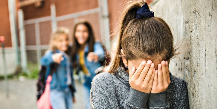 Девочка плачет Девочка плачет