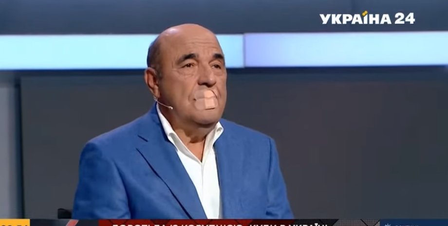 Рабинович заклеил себе рот в поддержку заблокированных каналов Козака