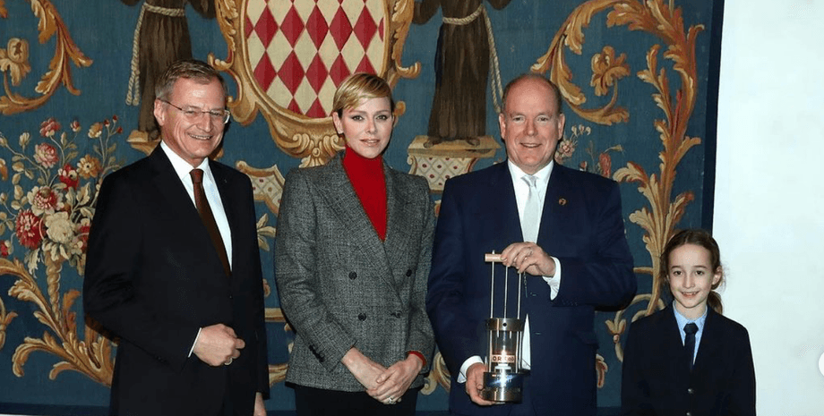 княгиня монако Шарлен, княгиня шарлен стиль, князь монако, рождественский огонь из Вифлеема, жена князя монако