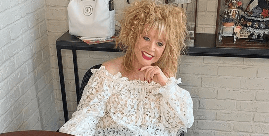 Співачка Алла Пугачова в білій кофтинці