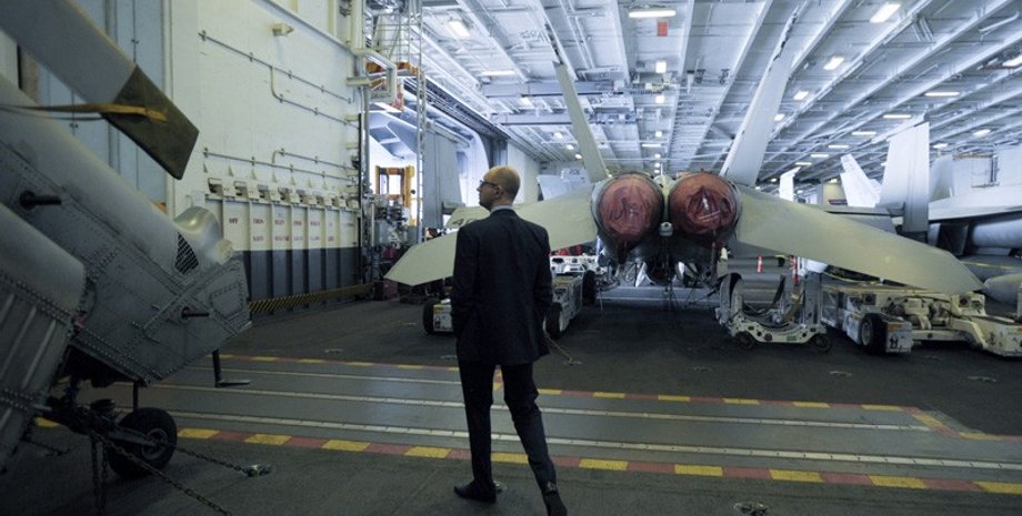 Арсений Яценюк на американском авианосце / Фото: Укринформ