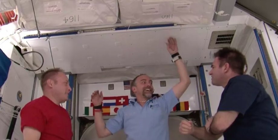 Ричард Гэрриот (по центру) на МКС. Фото: Richard Garriott