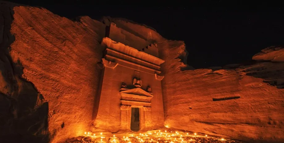 Хегра, Аль-Хиджр, Мадаин Салех, Саудовская Аравия, археологические достопримечательности, Всемирное наследие ЮНЕСКО, древний город, некрополь, гробницы из песчаника,