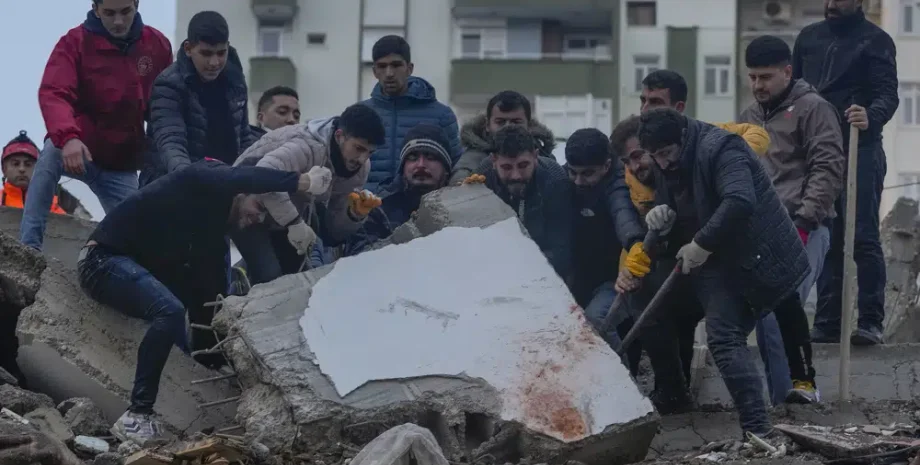Люди разбирают завалы после землетрясения в Турции
