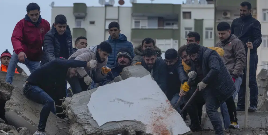 Люди розбирають завали після землетрусу в Туреччині