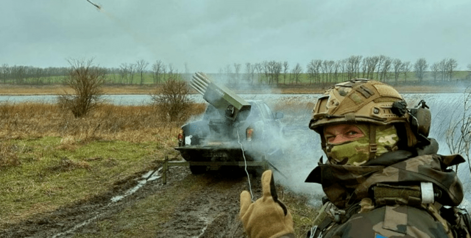 У багажнику звичайного пікапу зварена волонтерами станина, на якій кріпиться уст...