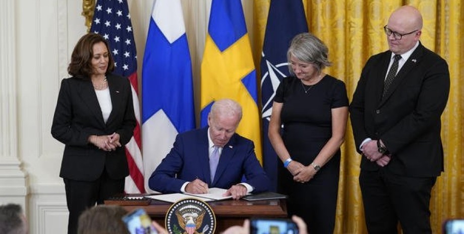 Джо Байден, підписання протоколів про вступ Швеції та Фінляндії до НАТО.