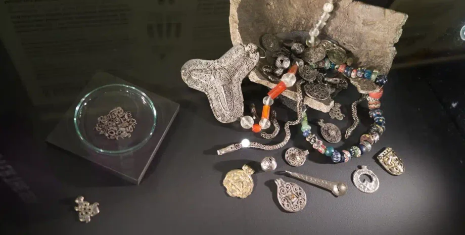 история, археологи, археология, викинги, клад, браслеты, жилье, дом, серебро, ферма, раскопки, артефакты, находка, пол, анализ, Норвегия