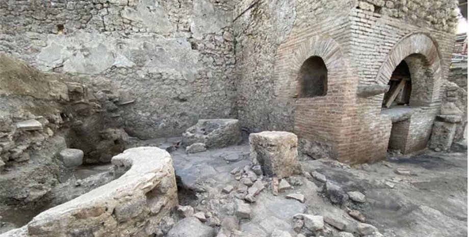 Помпейская античная пекарня, История римского рабства, Последствия извержения Везувия, Древний процесс помола зерна, археологические открытия Помпеи, Общественный строй Древнего Рима