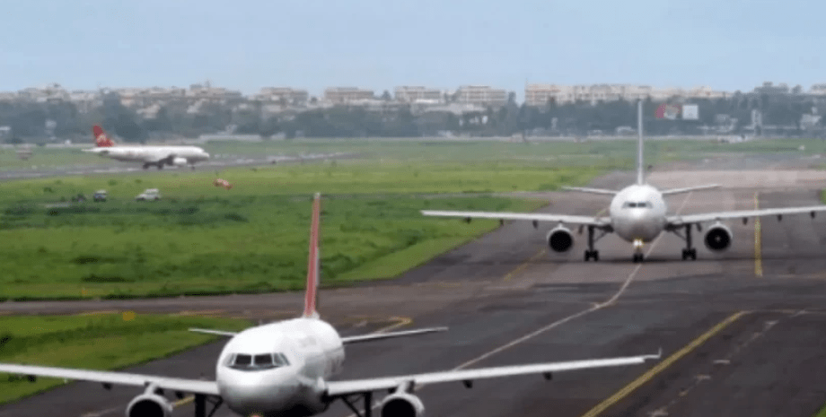 В Индии чуть не столкнулись два самолета, авиация, лайнер авиакомпании Air India взлетел через считанные секунды после приземления рейса IndiGo