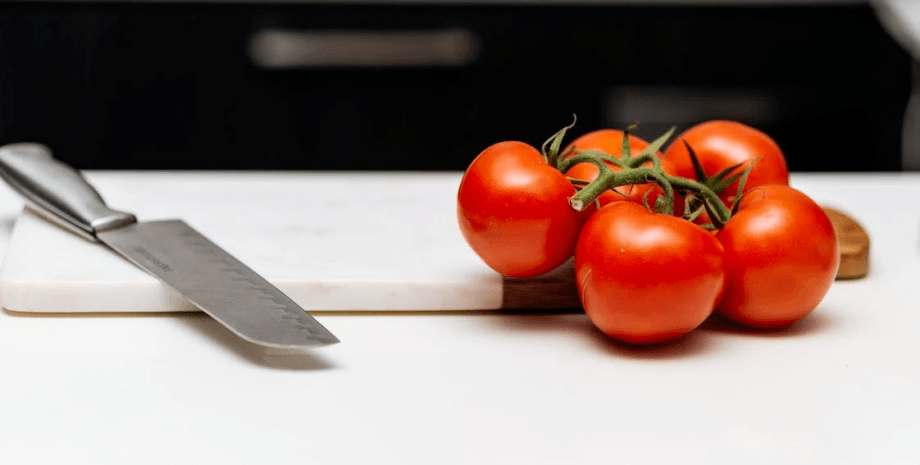 ніж, томат, обробна дошка