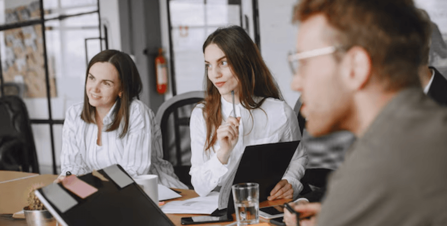 Работники в офисе