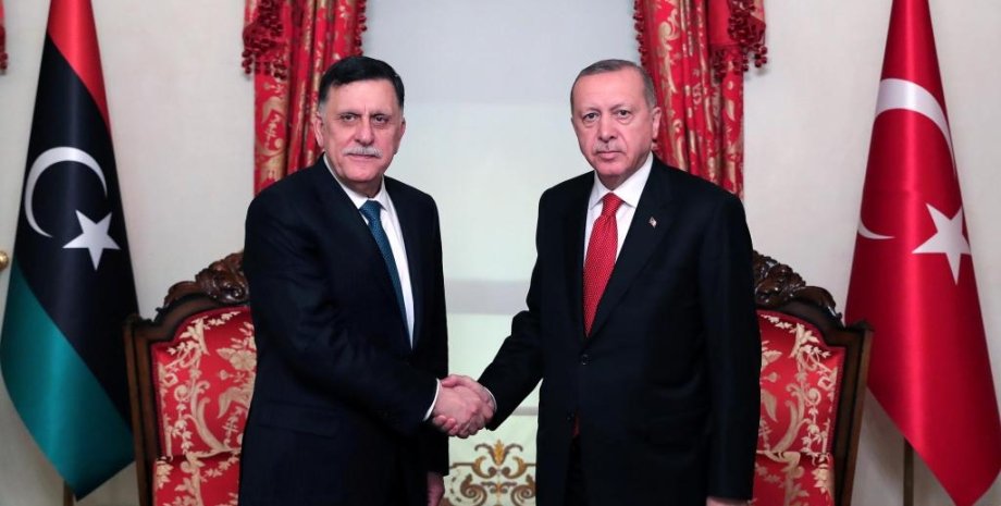 Реджеп Тайип Эрдоган (справа) и Фаиз Саррадж. Фото: RFI