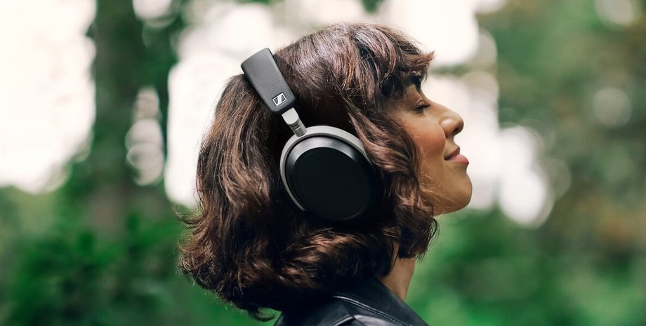 Навушники Sennheiser HDB 630 на голові у дівчини