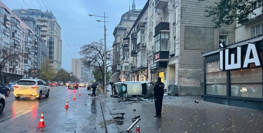 перевернулась машина, ДТП Киев, авария Киев, машина влетела в остановку, машина сбила людей
