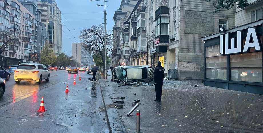 перевернулась машина, ДТП Київ, аварія Київ, машина влетіла у зупинку, машина збила людей
