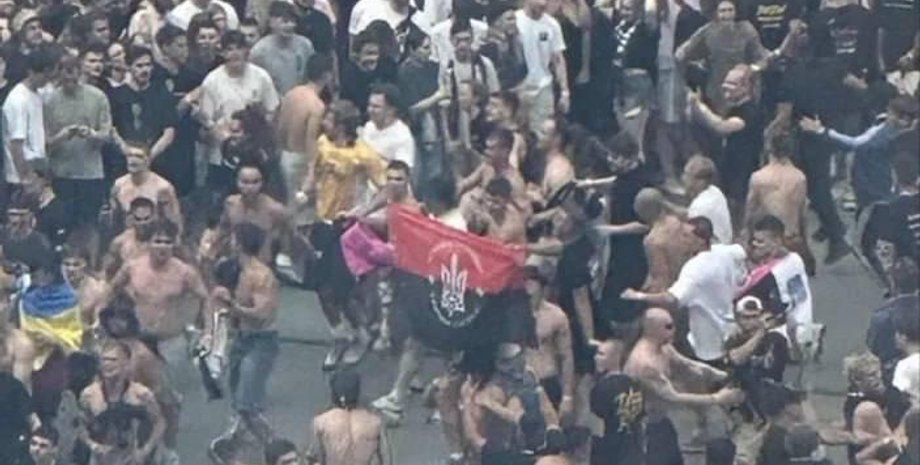 розгортання прапора УПА на концерті Макса Коржа у Варшаві розпалило скандал