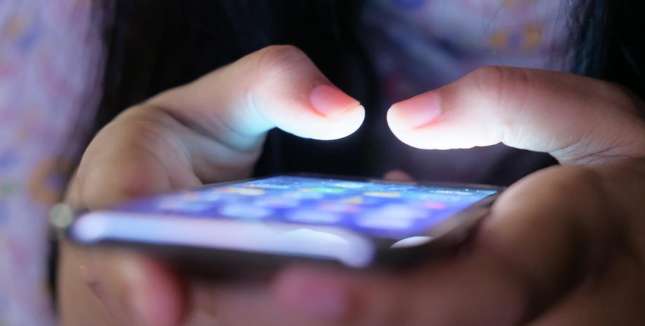 Людина використовує смартфон