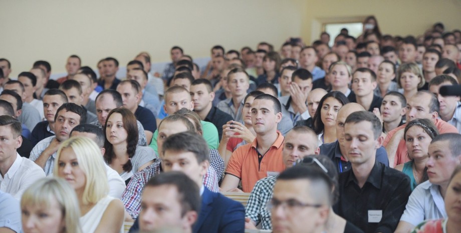 En Ukraine, le concept expérimental de la formation militaire générale de base p...