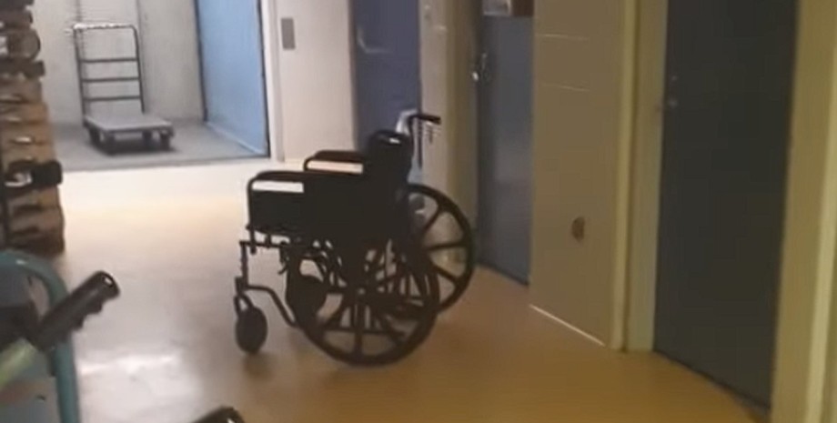 Коридор в больнице, коляска, пустой коридор, охранник больницы, вирусное видео, коляска двигается, увидели призрака