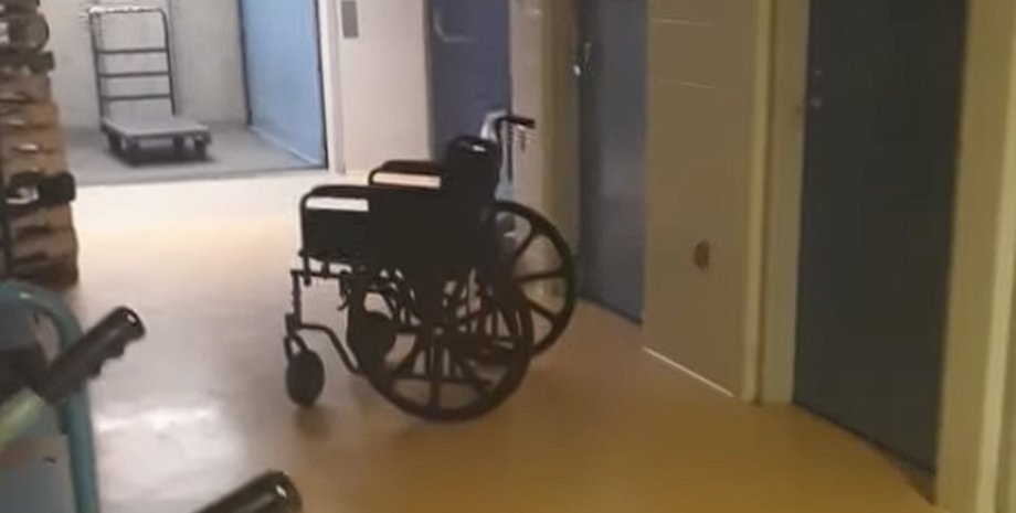 Коридор у лікарні, візок, порожній коридор, охоронець лікарні, вірусне відео, візок рухається, побачили привида