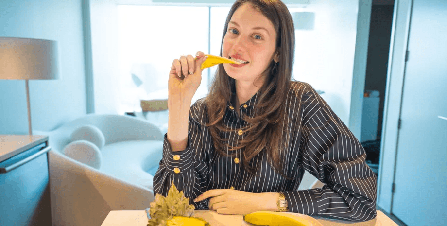 Жінка думає, що зупинила старіння, модель, рецепт молодості, зупинилася старість, секрет молодості схожа на підлітка,