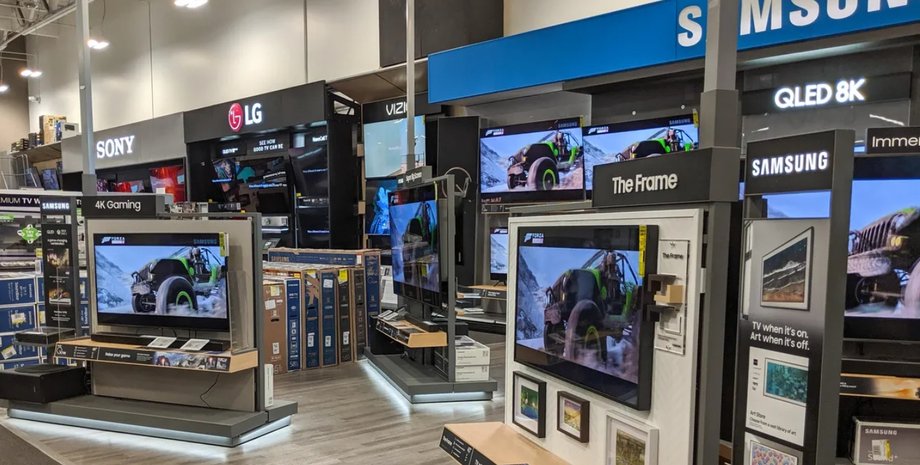 Телевізори в магазині техніки