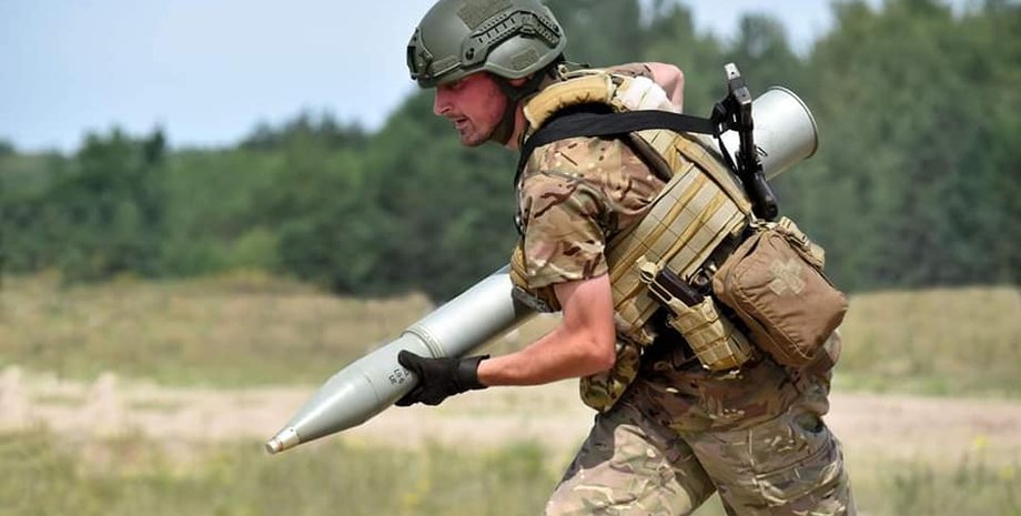 Боєць ЗСУ, постачання зброї