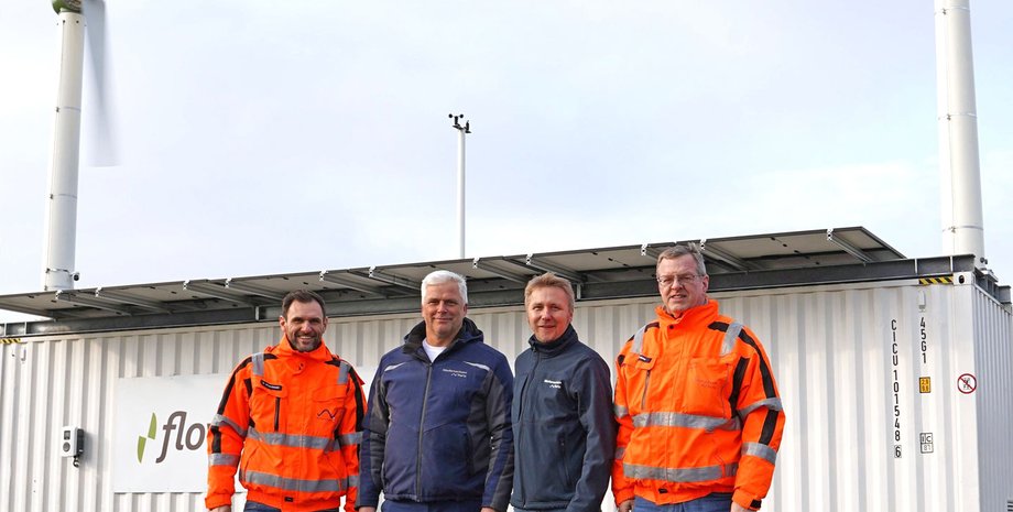 Генератор, NPorts, турбіни, сонячні панелі, акумулятор, фото