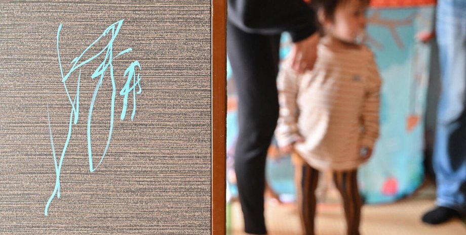 Виставка картин, 21-місячна художниця, однорічна дівчинка, дочка українки, біженка з України, юна художниця, персональна виставка, абстрактні картини