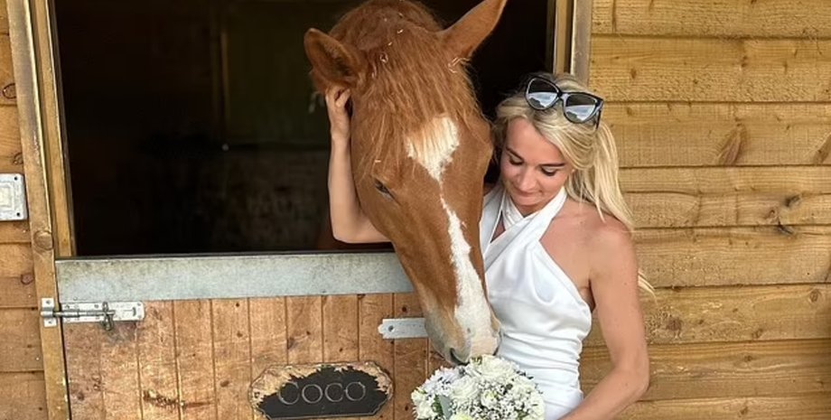 Жінка з конем, жінка кинула чоловіка заради коня, верхова їзда, коханий кінь, подарували коня, тварини, кінь у загоні