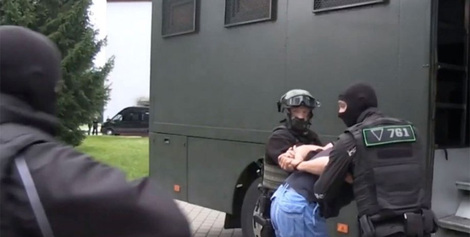 КДБ білорусі затримує людей