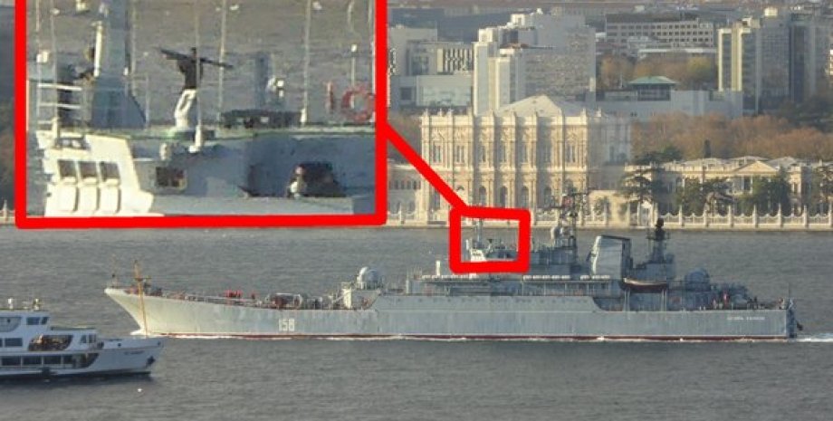 Российский корабль в Босфоре / Фото: Twitter / Julian Röpcke