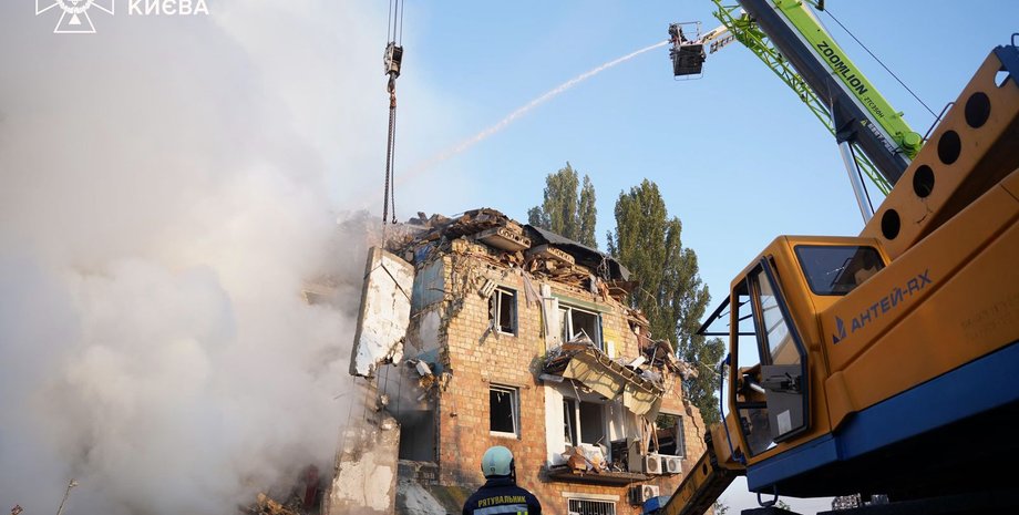 ГСЧС работают на месте попадания в Киеве после массированного обстрела 28 августа