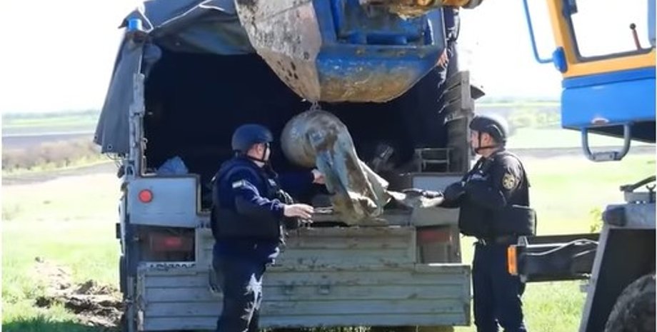авиабомба, гсчс, запорожская область, спасатели грузят бомбу, российская авиабомба, работа саперов