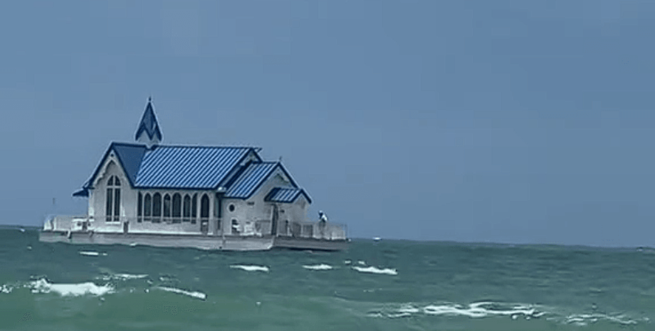 Дівчина помітила будинок в океані, плавучий будинок, чи може будинок плавати, переміщення будинку, житло, нерухомість, погойдується на хвилях