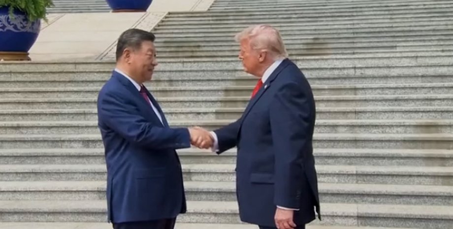 Дональд Трамп і Сі Цзіньпін Дональд Трамп і Сі Цзіньпін тиснуть руки під час зустрічі